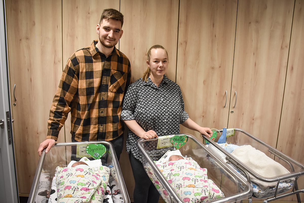 rodzina_trojaczki Rodzice trojaczków razem z dziećmi w szpitalu Potrójne szczęście w zielonogórskim szpitalu