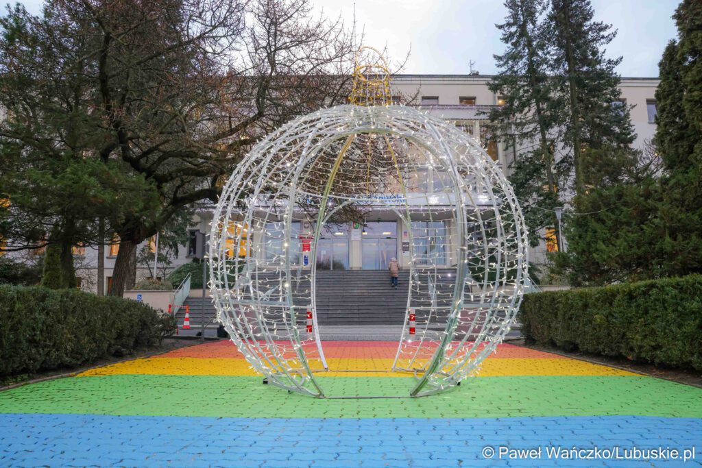 bombka przed urzędem