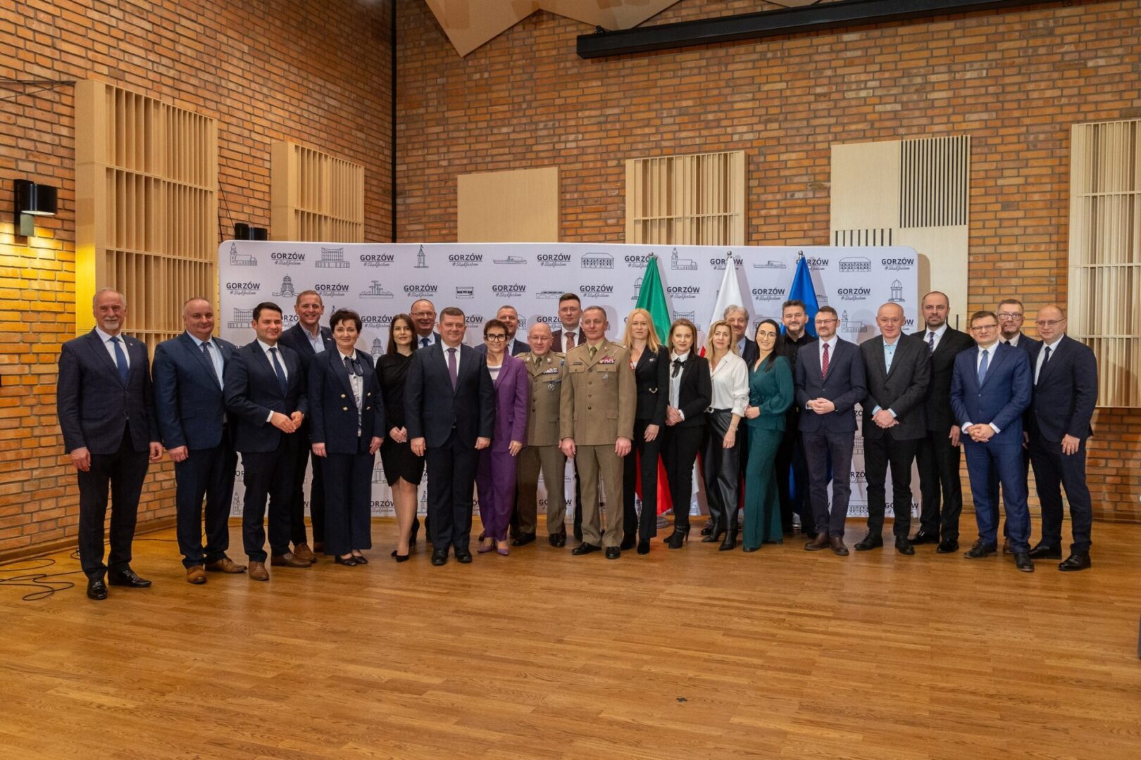 Podpisanie listu intencyjnego ws stacjonowania jednostki WOT w Gorzowie Wlkp  WOT będą stacjonowały w Gorzowie Jest list intencyjny ZDJĘCIA