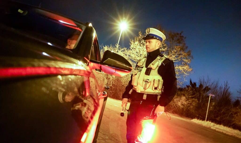 policjant przy samochodzie