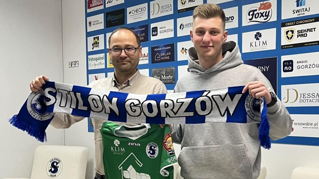 Dwaj mężczyźni z szalikiem z napisem "Stilon Gorzów"