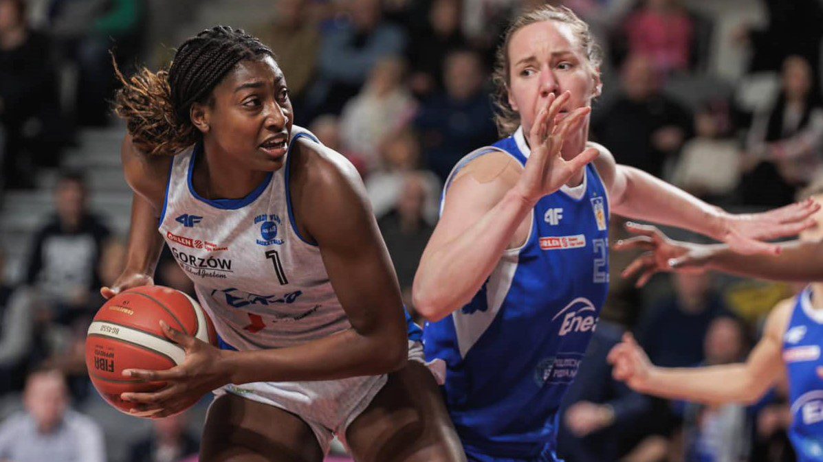 Dwie kobiety w sportowych strojach jedna trzyma piłkę do koszykówki  Gorzowianki znów pokonane Nie wygląda to dobrze