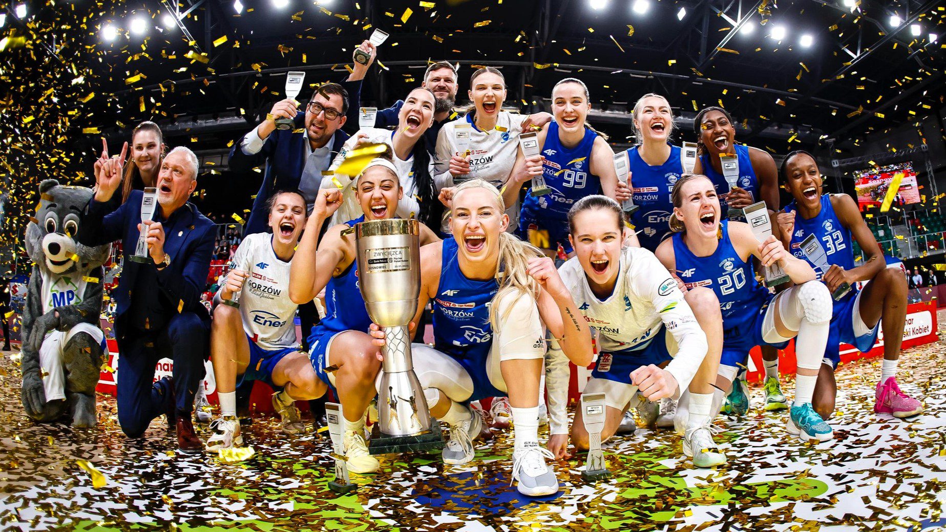 Grupa uśmiechniętych koszykarek z pucharem  Puchar Polski jedzie do Gorzowa