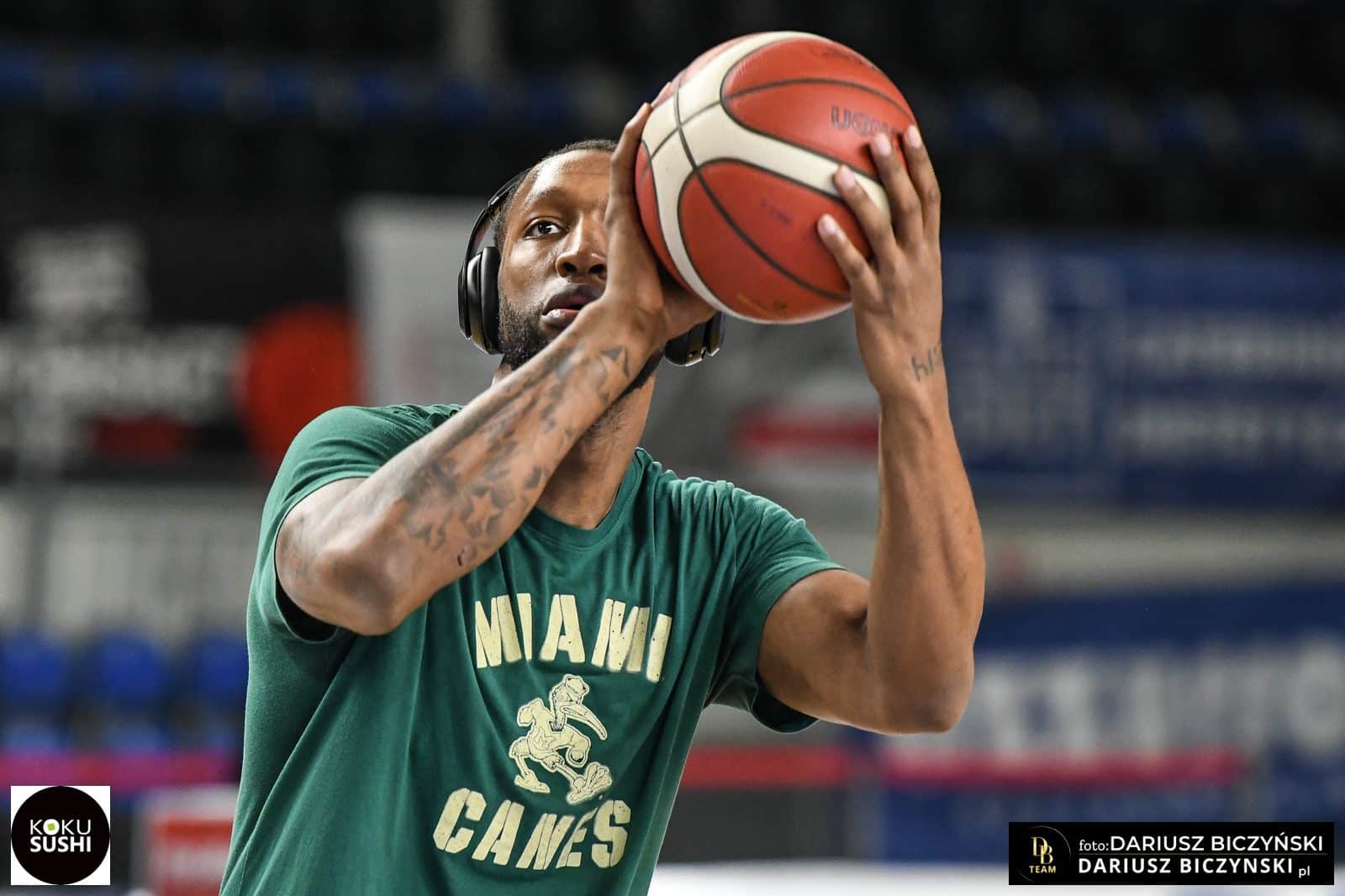 Mężczyzna z piłką do koszykówki  Przetrzebiony kontuzjami Zastal walczył dzielnie ale nie dał rady