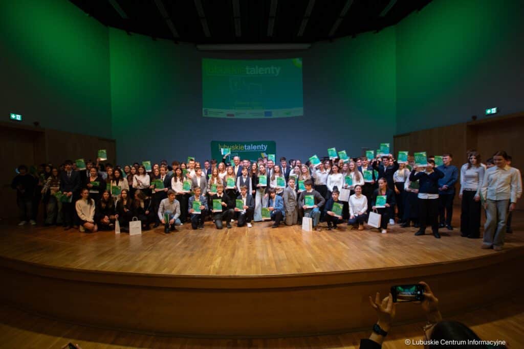 Stypendyści na scenie w Filharmonii Zielonogórskiej