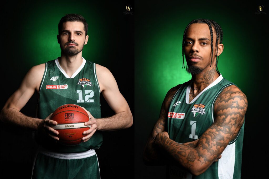 Dwaj mężczyźni w sportowych strojach, jeden trzyma piłkę do koszykówki
