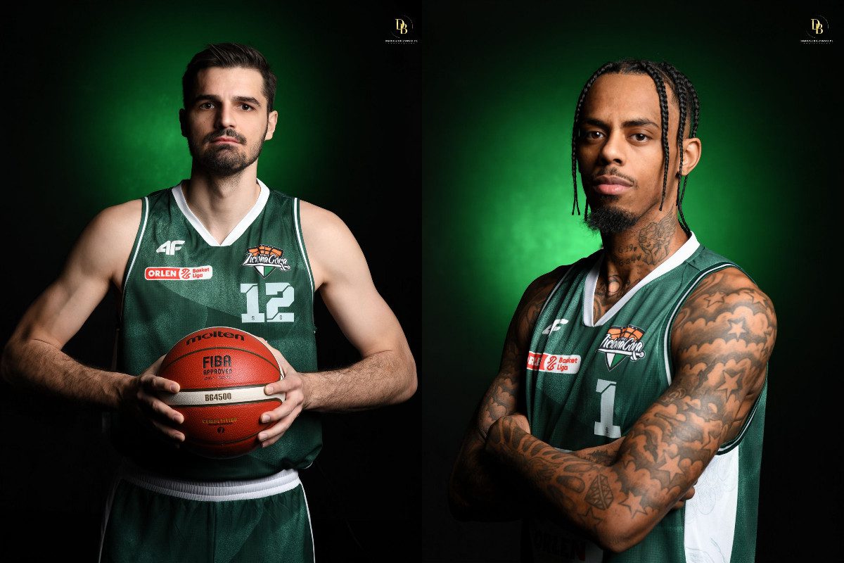 Dwaj mężczyźni w sportowych strojach jeden trzyma piłkę do koszykówki  Zastal wygrywa we Włocławku Udany debiut Brkicia i Nicholsa