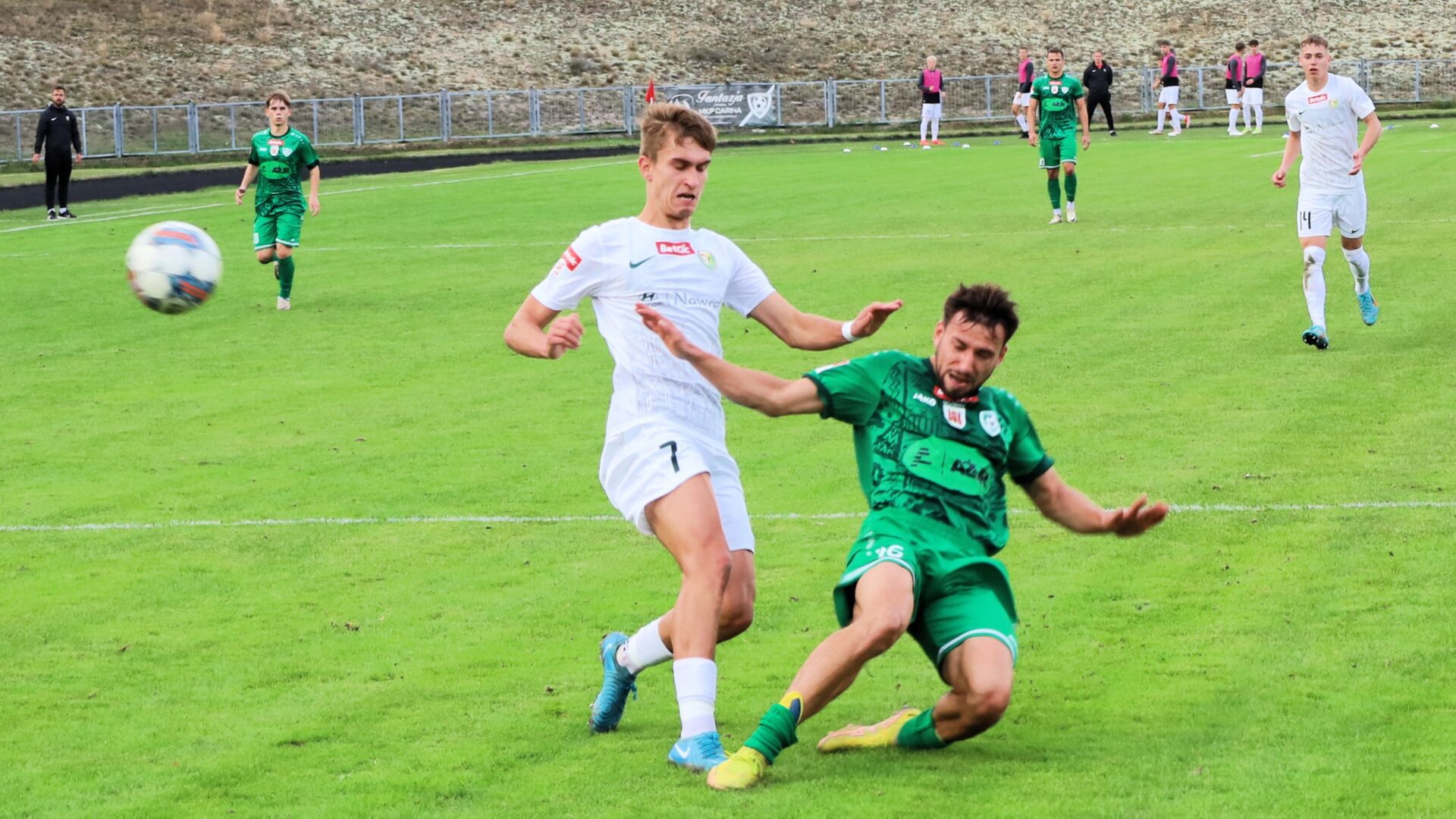 Pięciu mężczyzn gra w piłkę  Lubuscy III ligowcy zaplanowali sparingi TERMINARZ