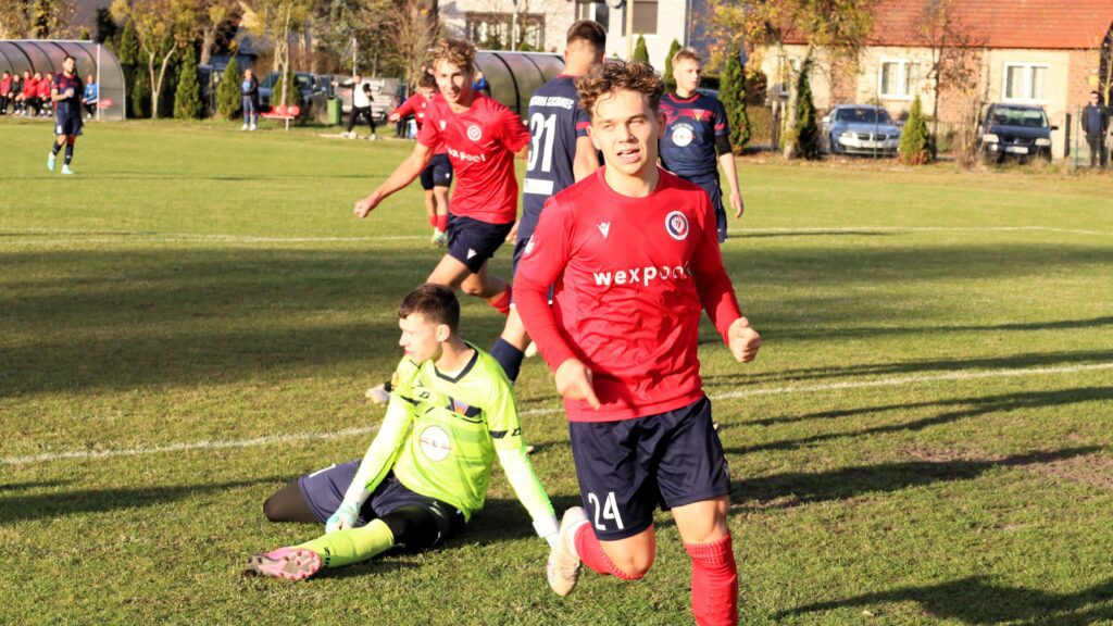 Siedmiu mężczyzn na boisku