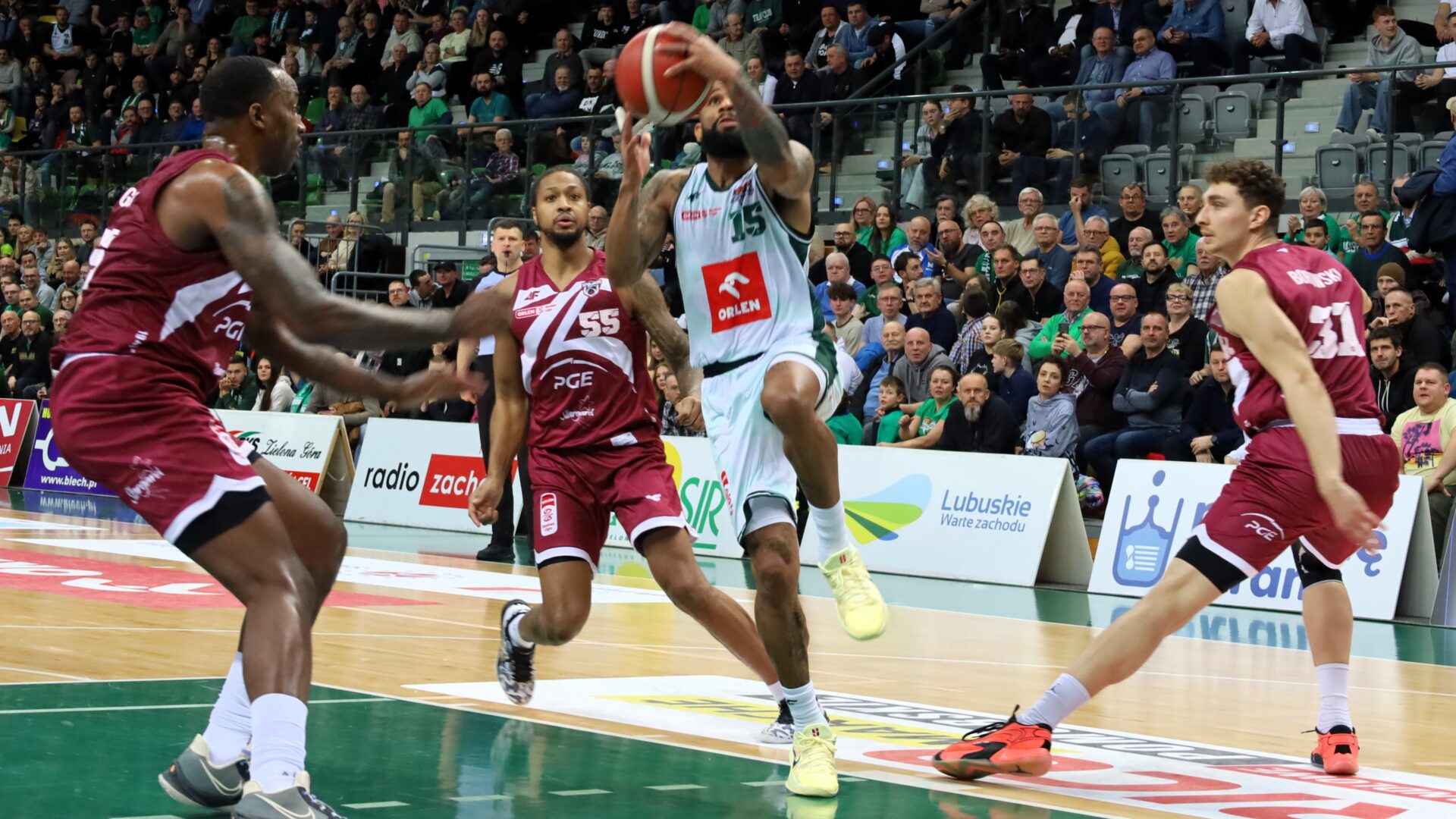 Czterech mężczyzn gra w koszykówkę  Walter Hodge tańczy Zastal wygrywa ZDJĘCIA