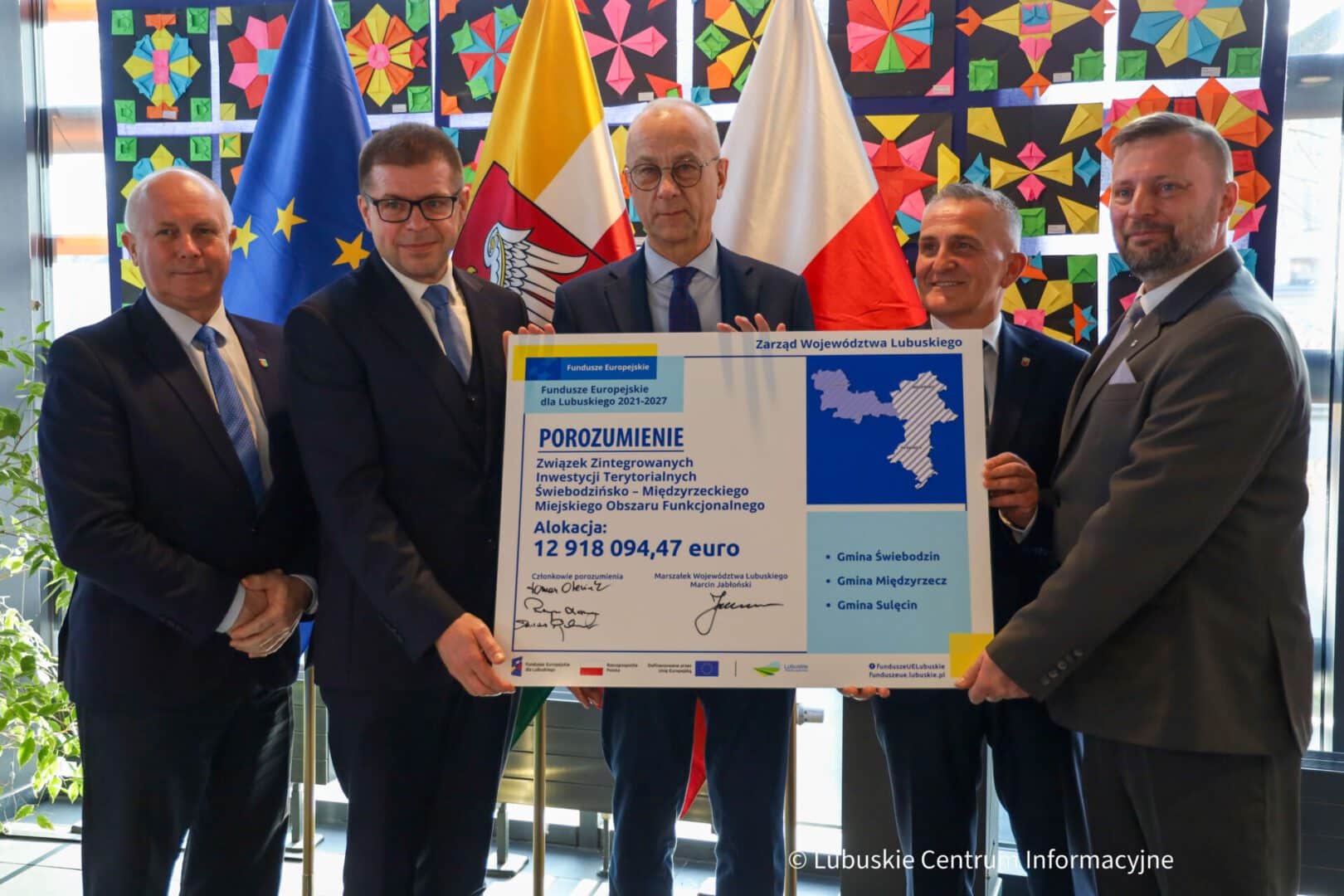 Podpisanie MOW Świebodzin-1 Podpisanie porozumienia z samorządami tworzącymi związek zintegrowanych inwestycji terytorialnych świebodzińsko międzyrzeckiego MOF Łączą ich sąsiedzkie relacje a teraz także unijne miliony WIDEO