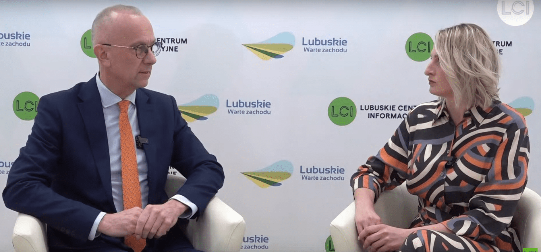 - To nasze miejsce, nowoczesne i funkcjonalne mówi marszałek lubuski o nowym Data Center. marszałek jabłoński i dziennikarka katarzyna kozińska Inwestycje innowacje Lubuskie w rozwoju