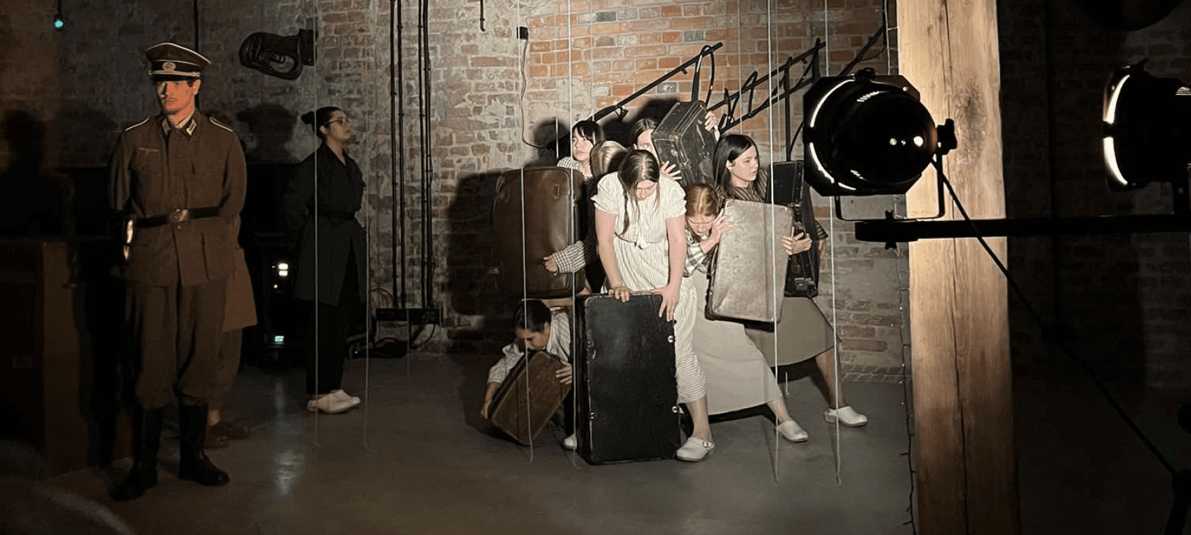 fragment przedstawienia  1000 dni 1000 dziewczyn W Nowej Soli o trudnej historii