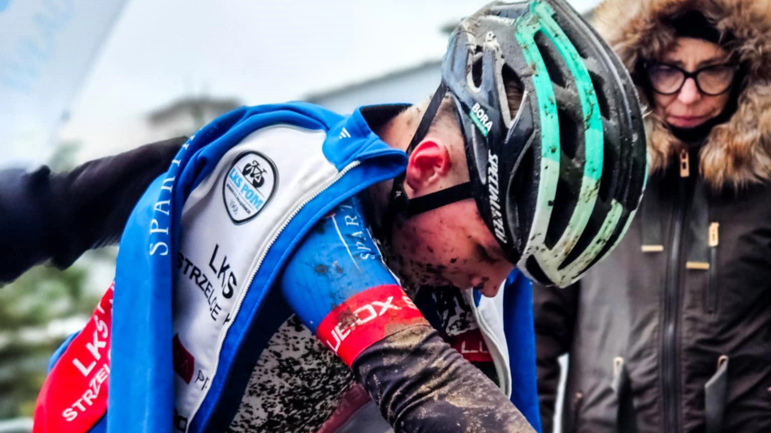 Zmęczony młody kolarz po wyścigu  Norbert Czekay mistrzem Polski