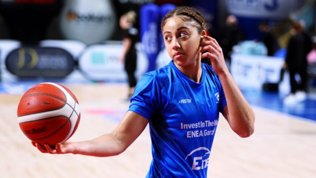 Kobieta z piłką do koszykówki