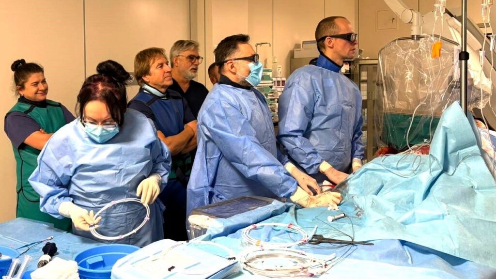 Siedmioro medyków w czasie operacji