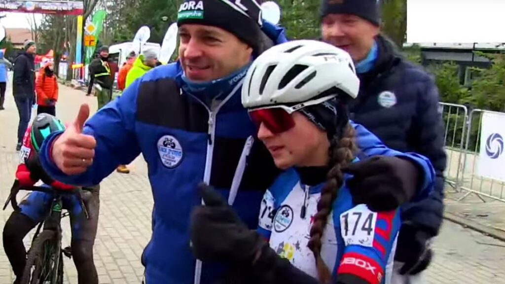 Uśmiechnięci zawodniczka i trener