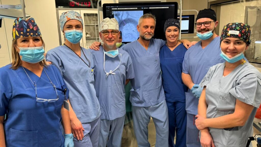 Ośmioro medyków w sali operacyjnej