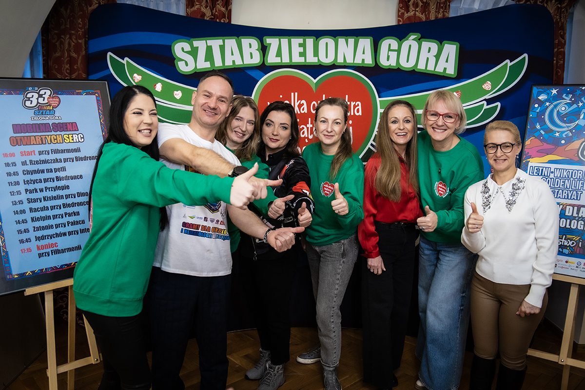 Zielonogórski sztab WOŚP na tle banerów WOŚP  Zielona Góra Coraz więcej szczegółów 33 finału WOŚP