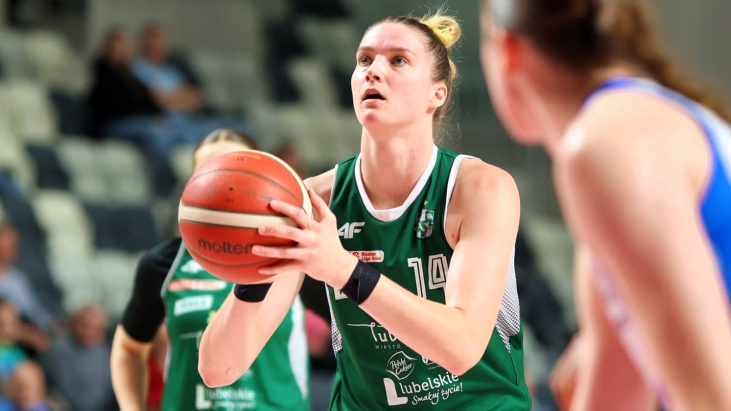 Kobieta z piłką do koszykówki  Show Litwinki w Arenie Gorzów