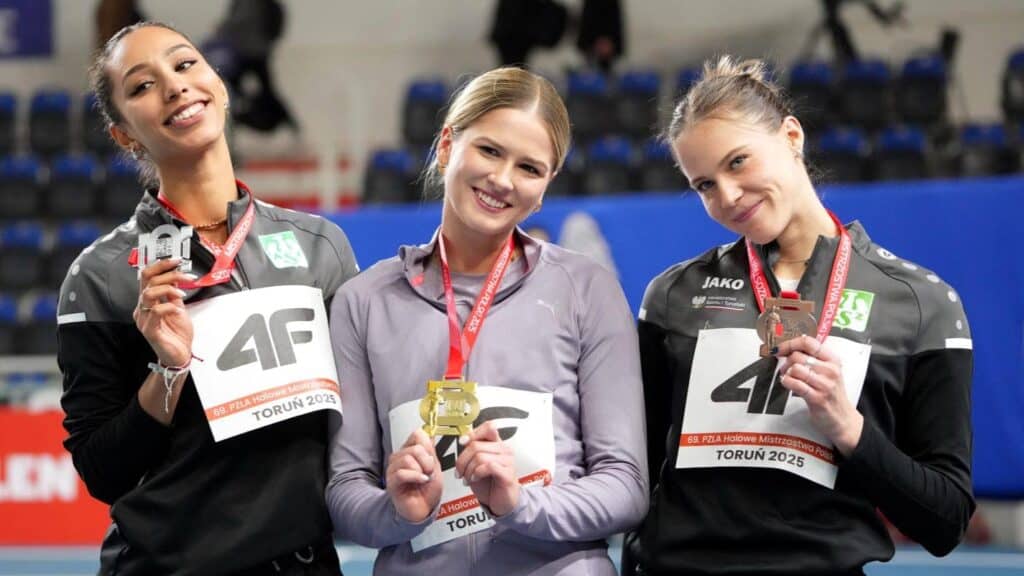 Trzy uśmiechnięte kobiety z medalami