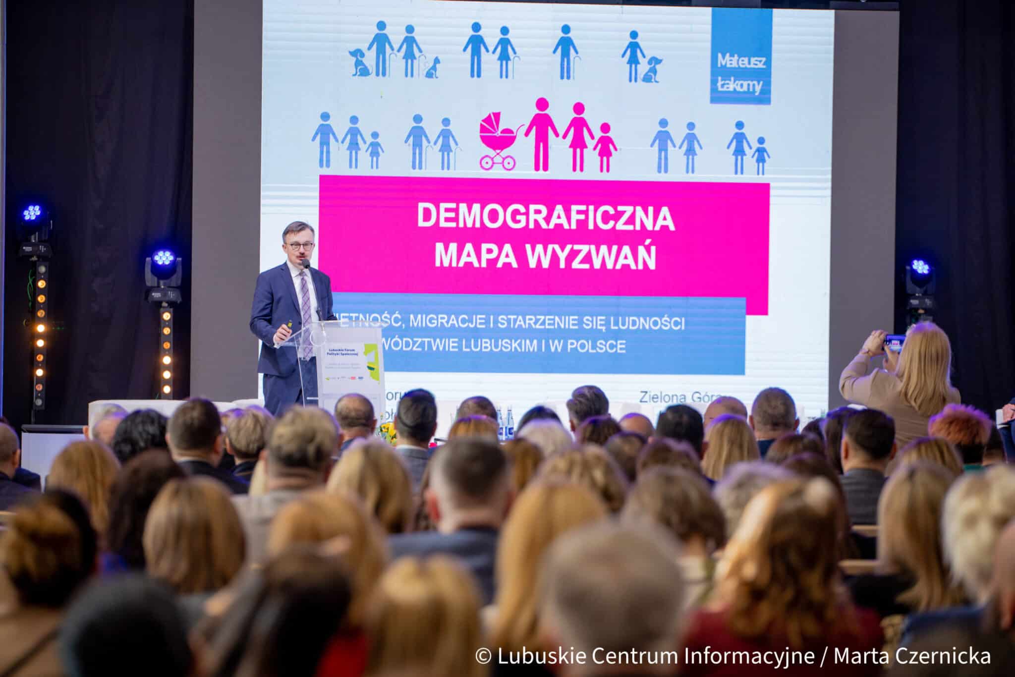   Liczby nie kłamią jest nas coraz mniej