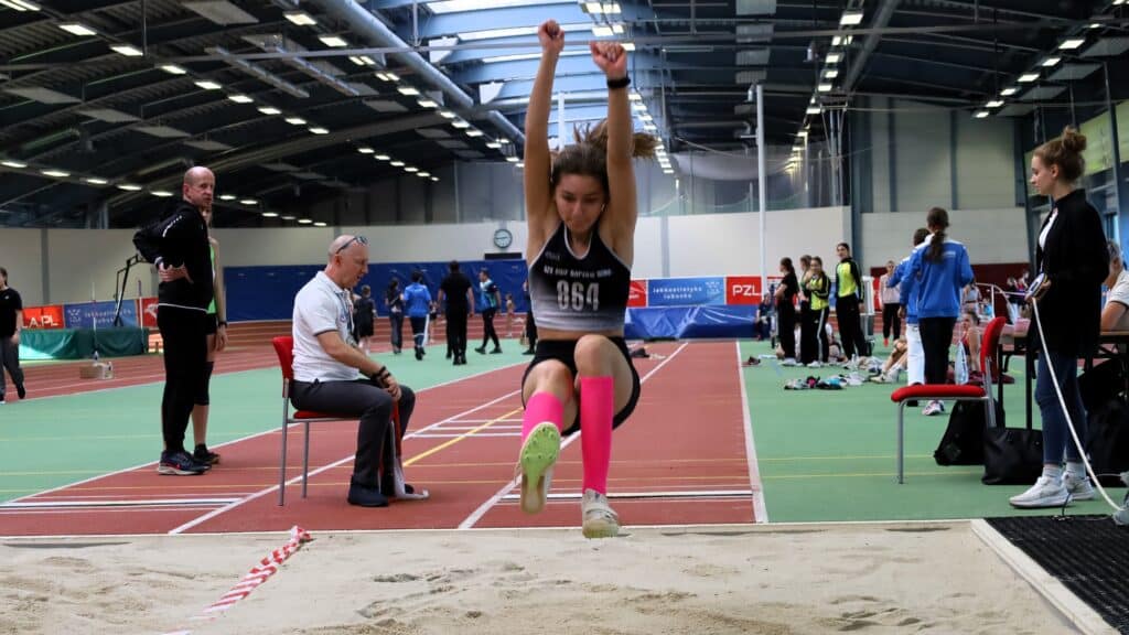 Dziewczyna skacząca w dal