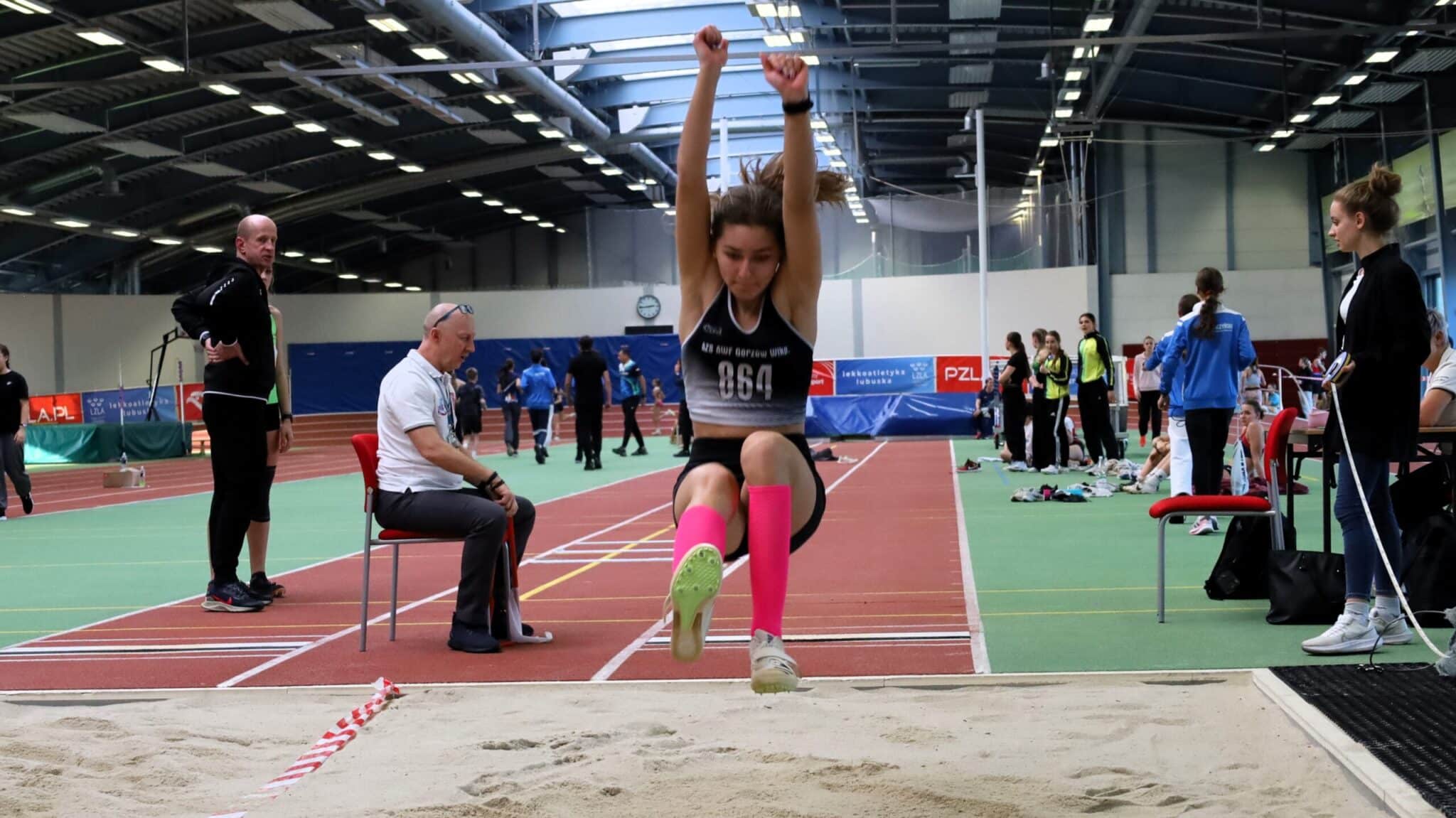 Dziewczyna skacząca w dal  Halowe mistrzostwa lekkoatletów Na starcie 360 osób ZDJĘCIA WIDEO