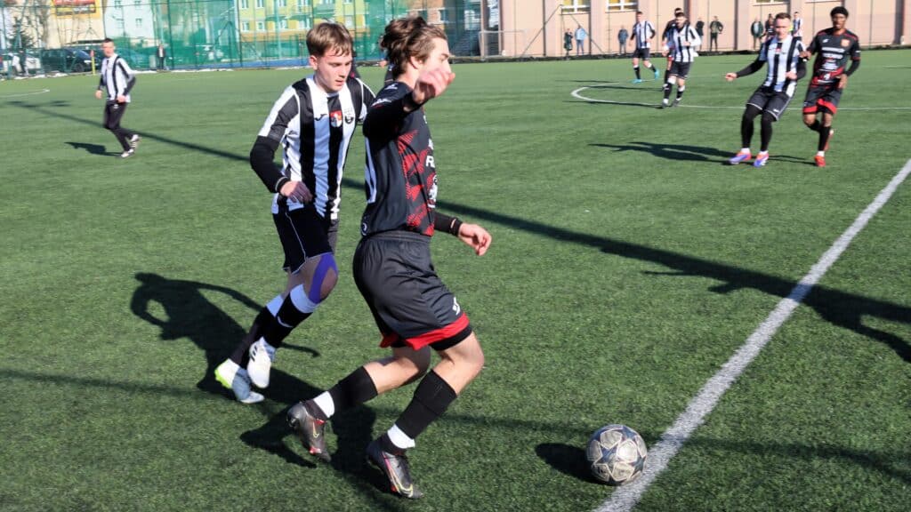 Mężczyźni grający w piłkę