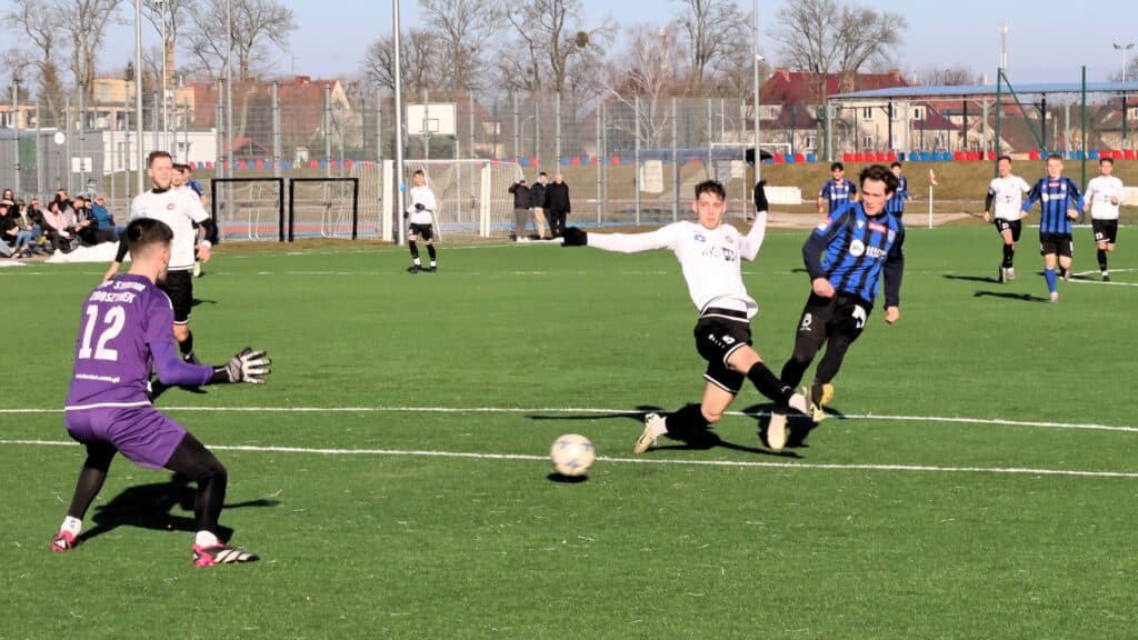 Kilkunastu mężczyzn gra w piłkę