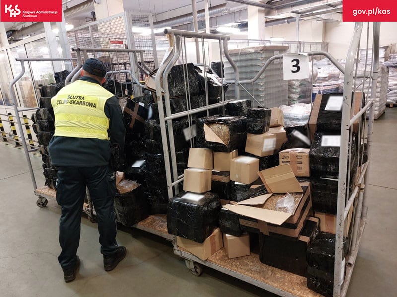 Funkcjonariusz KAS podczas kontroli