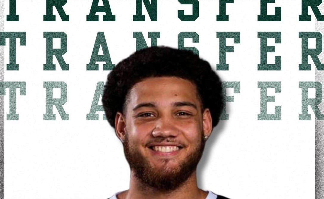 Twarz uśmiechniętego mężczyzny na tle napisu transfer  Zastal już w komplecie Dołączył środkowy