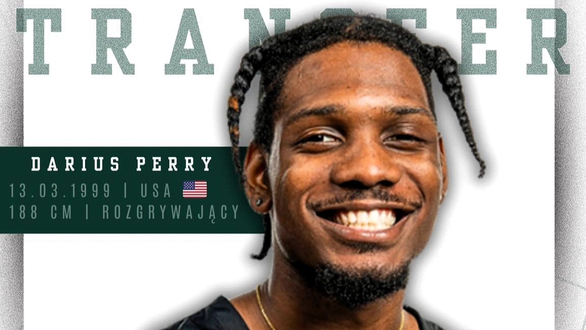 Uśmiechnięty mężczyzna na tle napisu transfer  Zastal znalazł rozgrywającego Skrzydłowego wciąż szuka