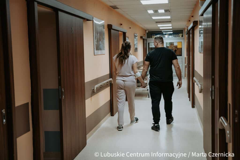 Oddział ginekologiczno - położniczy Szpitala Powiatowego w Drezdenku. Zdjęcie przedstawia parę na porodówce.