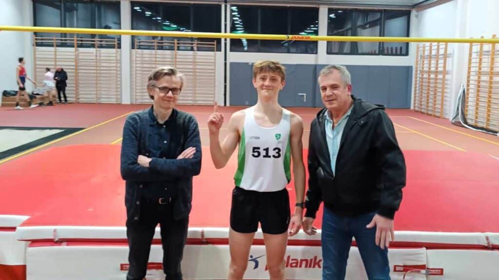 Trzej mężczyźni w hali sportowej