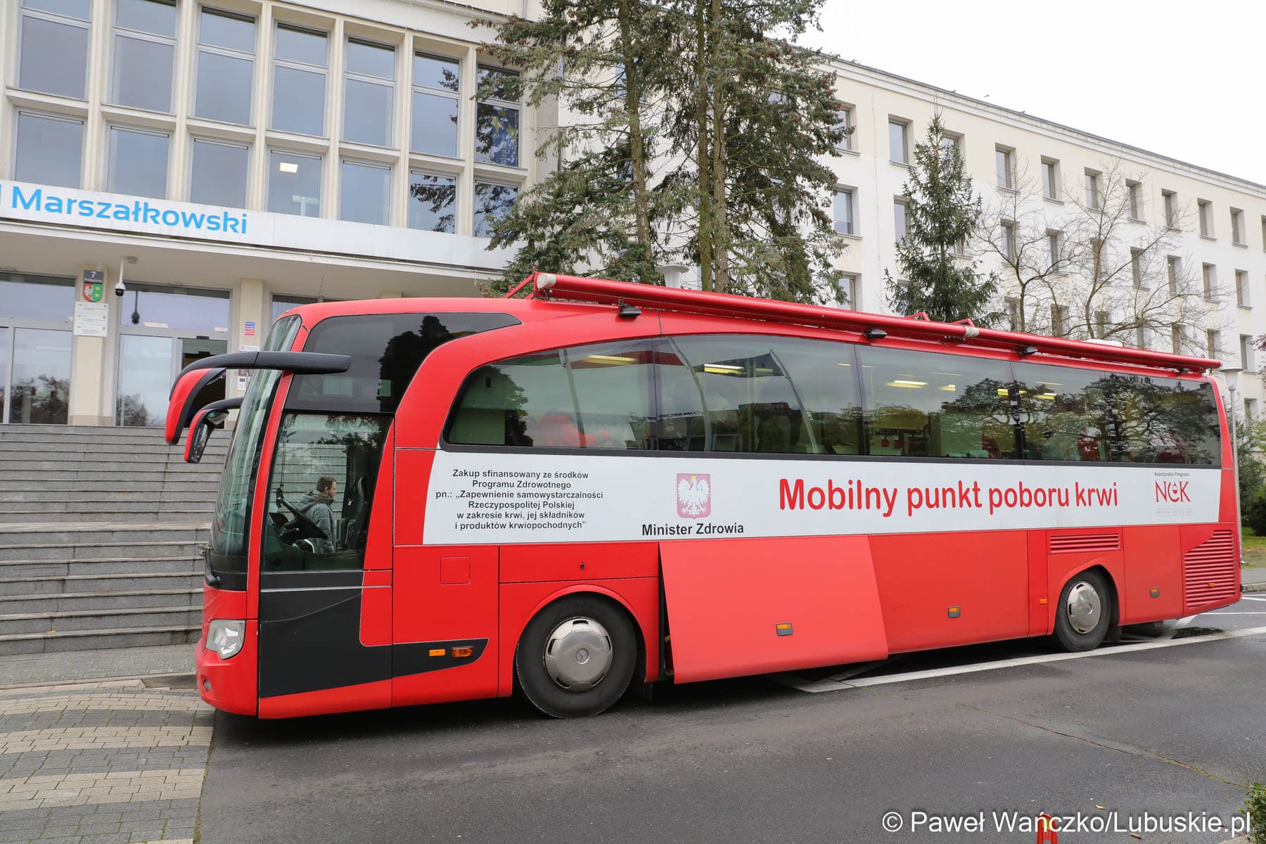   Obudź w sobie bohatera  podaruj życie Wiosenna zbiórka krwi przed Urzędem Marszałkowskim