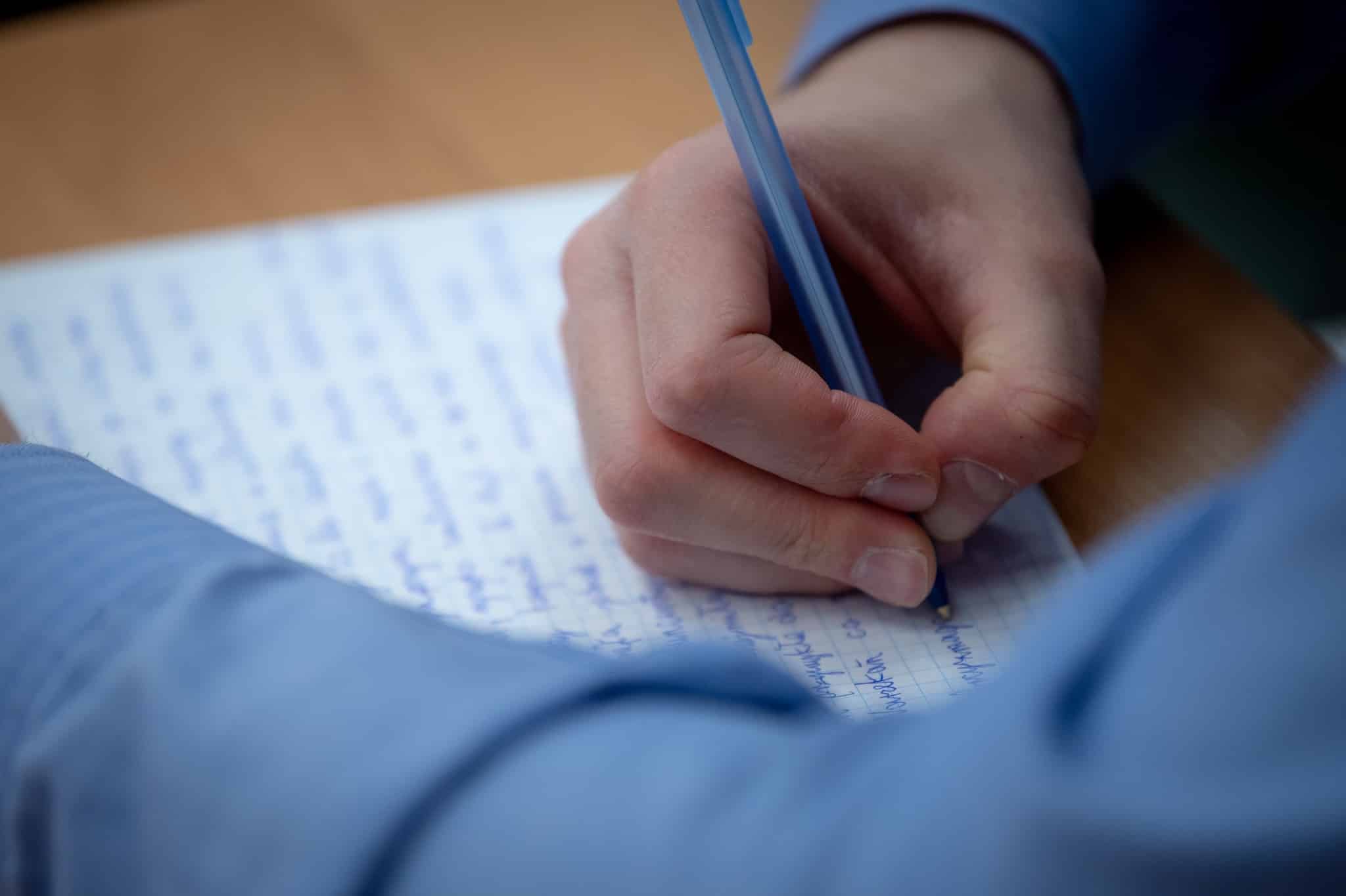   Kobiety złamały pióro i pokonały dyktando Jerzego Bralczyka Trzy mistrzynie