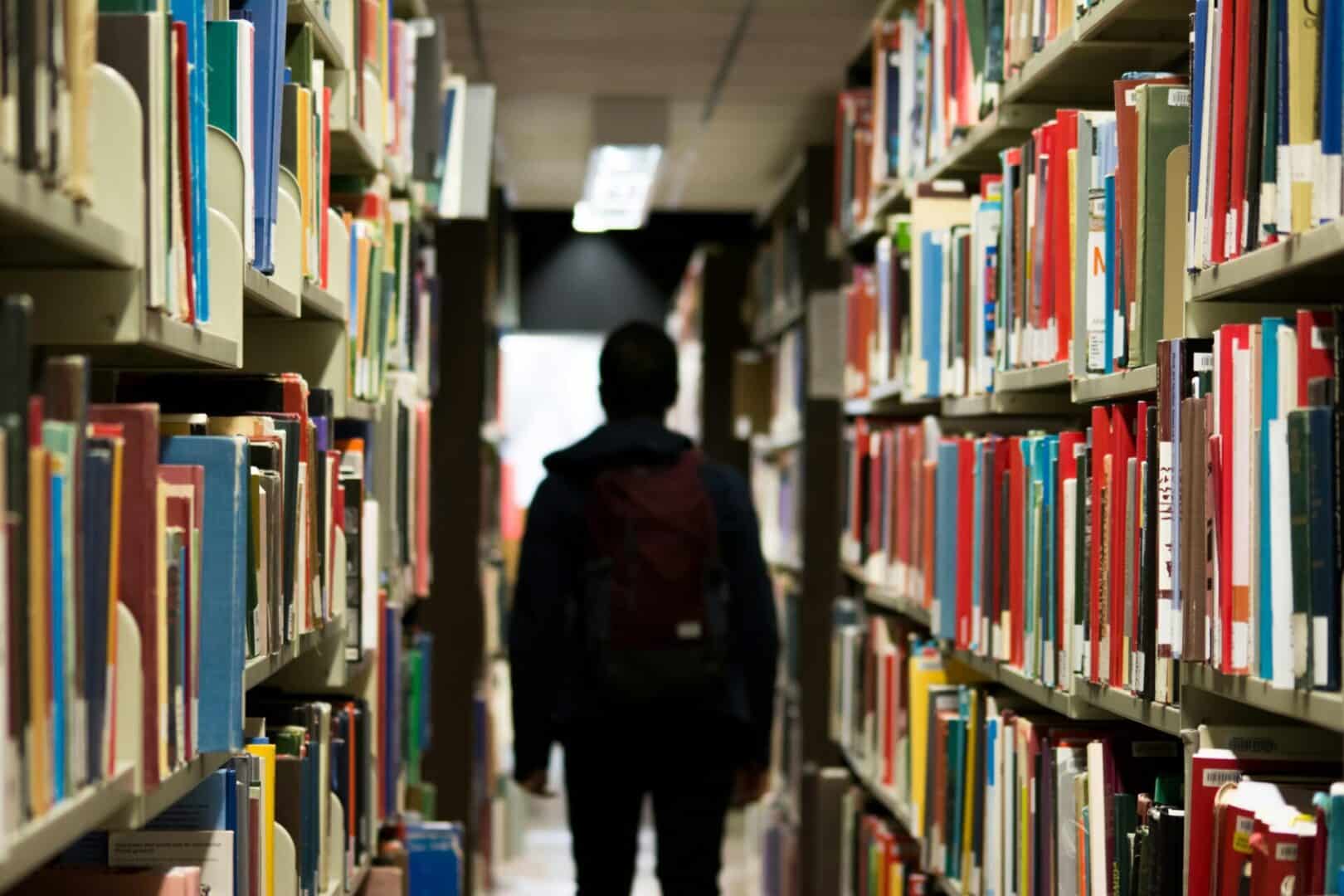 student w bibliotece  MEN prognozuje zapotrzebowanie na pracowników w 2025 roku