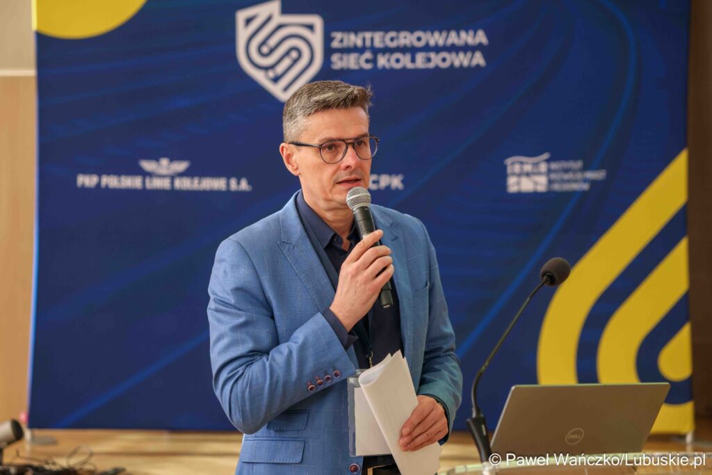 Wicemarszałek Województwa Lubuskiego Sebastian Ciemnoczołowski otworzył warsztaty dotyczące zintegrowanej sieci kolejowej w regionie lubuskim