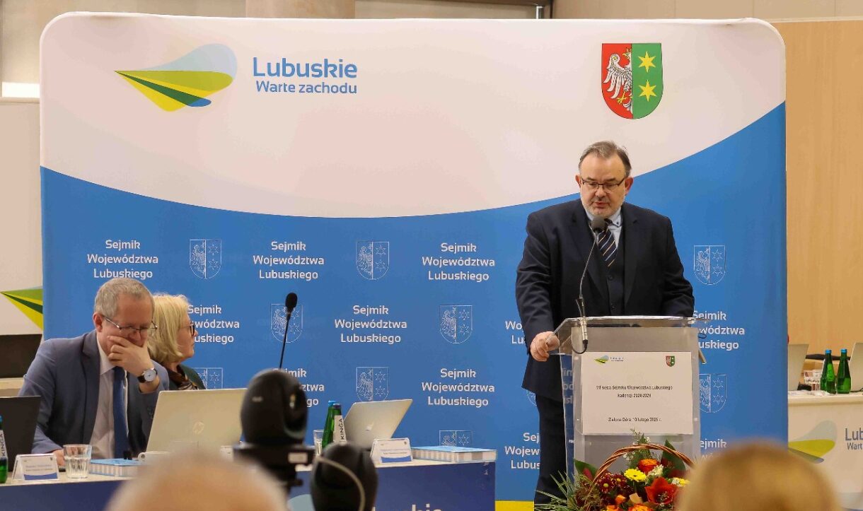 wiceprezes Wojciech Dinges przy mównicy  Wiceprezes POLREGIO przeprasza za opóźnienia Zapowiada poprawę