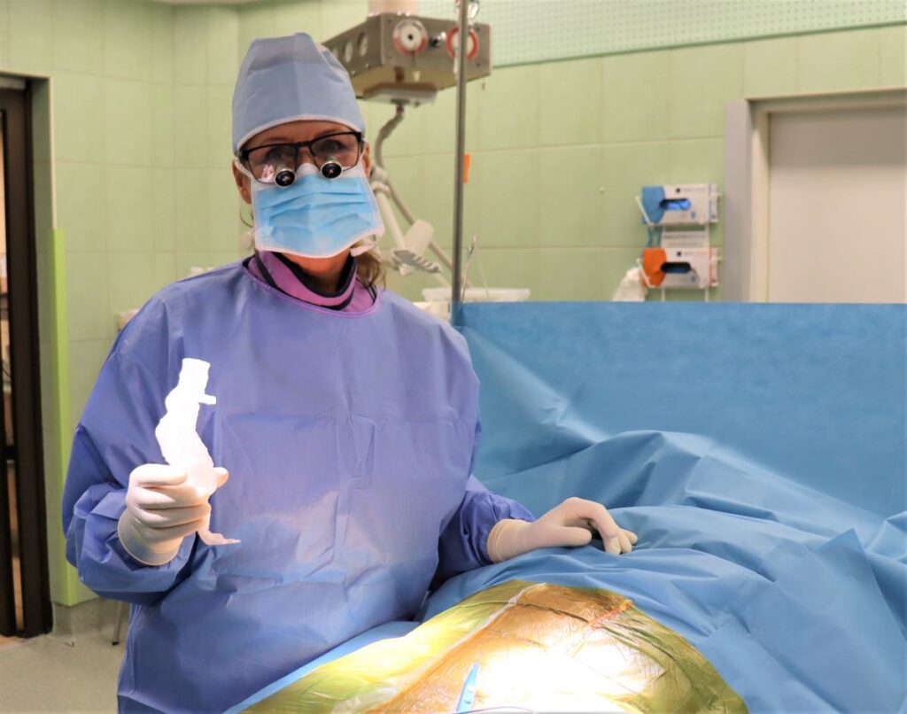 Dr Olga Szyroki, chirurg naczyniowa podczas operacji tętniaka aorty. Fot. archiwum chirurgów.