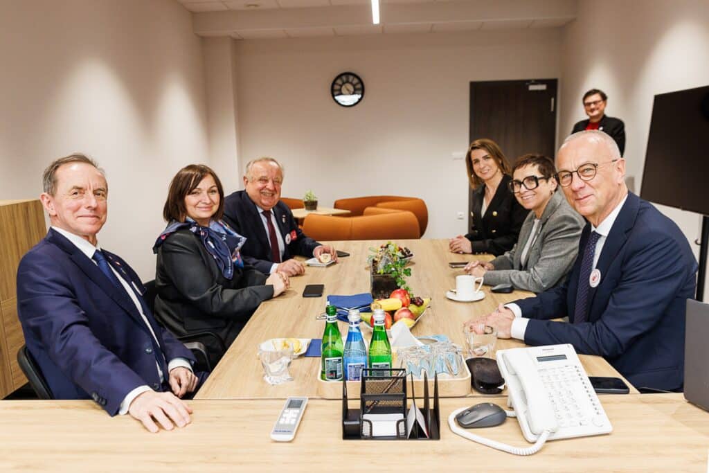 Senator Tomasz Grdzki, wicemarszałek Sejmu Monika Wielichowska, senator Władysław Komarnicki, dyrektor Natalia Burdz, posłanka Krystyna Sibińska i marszałek województwa lubuskiego Marcin Jabłoński.