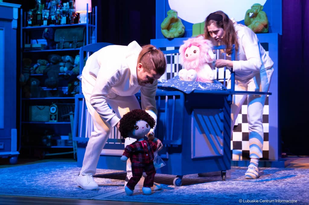 Scena ze spektaklu w Teatrze Lalek pt. Smok, który mieszka w szafie.