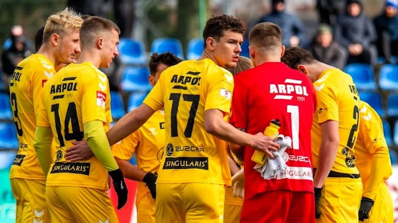 Grupa mężczyzn w sportowych strojach