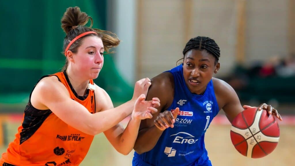 Dwie kobiety grają w koszykówkę