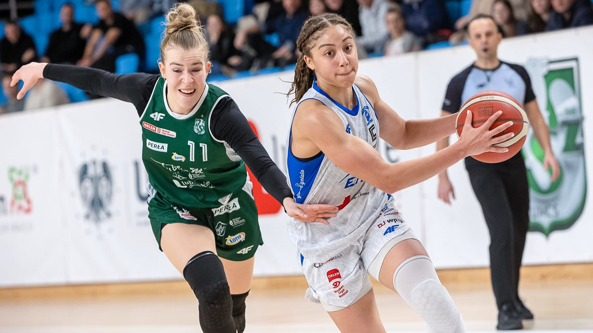 Dwie kobiety grające w koszykówkę  Gorzowianki pokonane W ćwierćfinale mamy remis