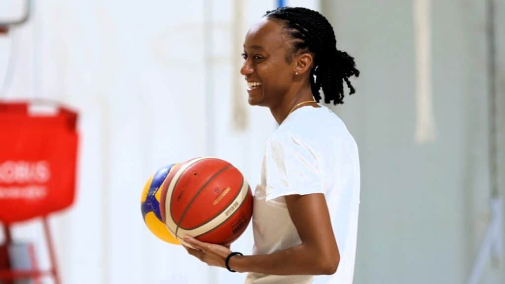 Kobieta z piłkami do koszykówki i siatkówki