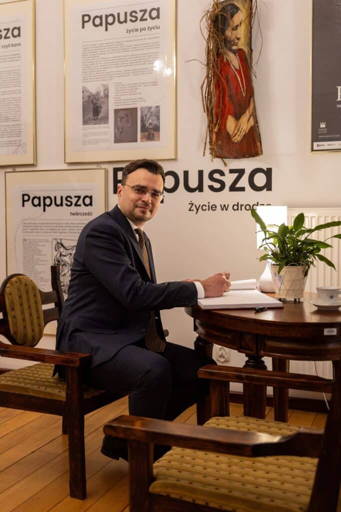 Wiceminister Maciej Wróbel podczas wizyty w instytucie im. Bronisławy Wajs-Papuszy.