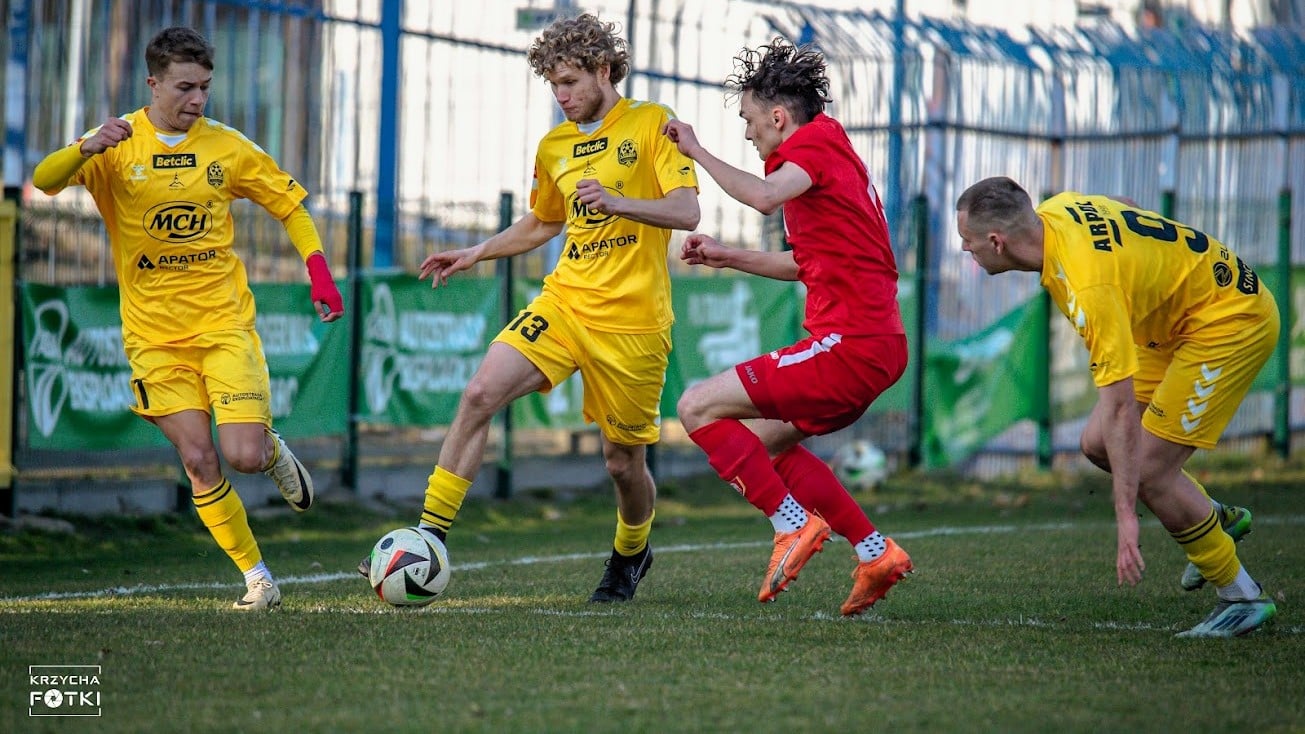 Czterech mężczyzn gra w piłkę  Lechia traci pierwsze punkty a Odra aż siedem bramek Przełamanie Stilonu WYNIKI