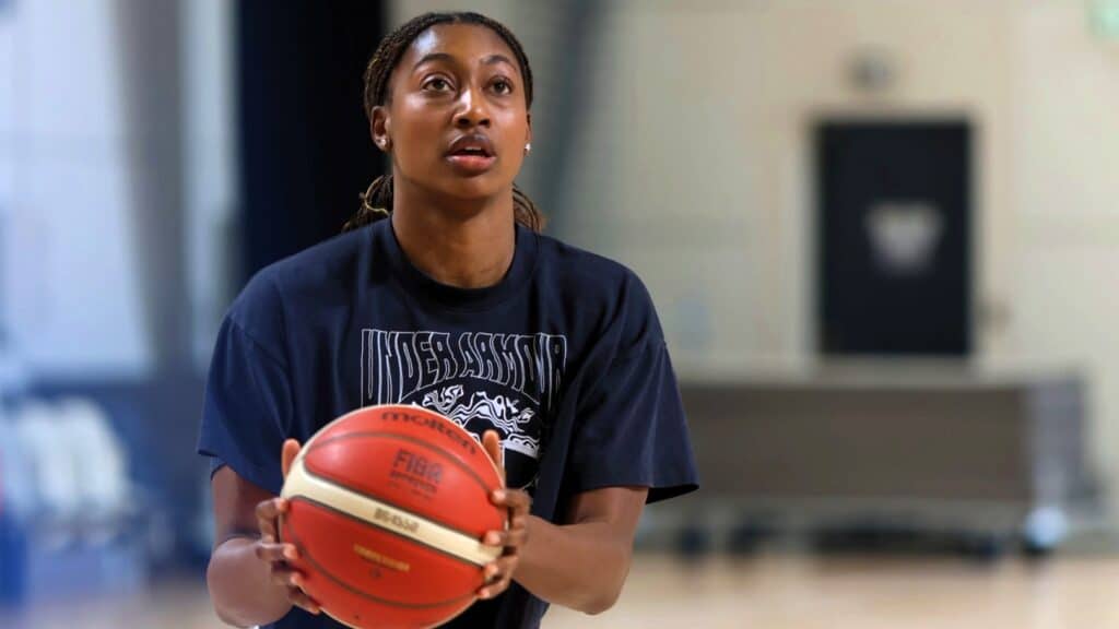 Kobieta z piłką do koszykówki